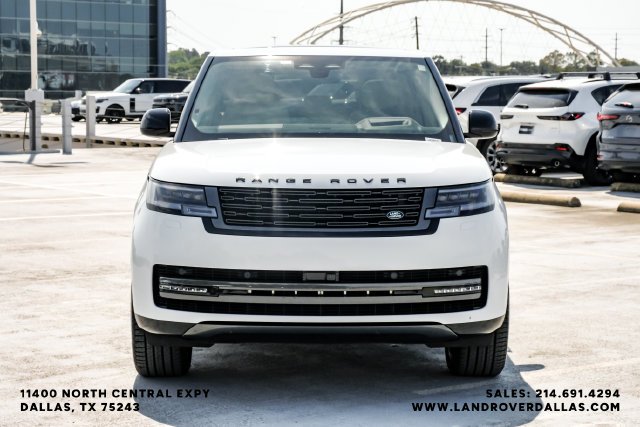 Used 2024  Land Rover SE image 3