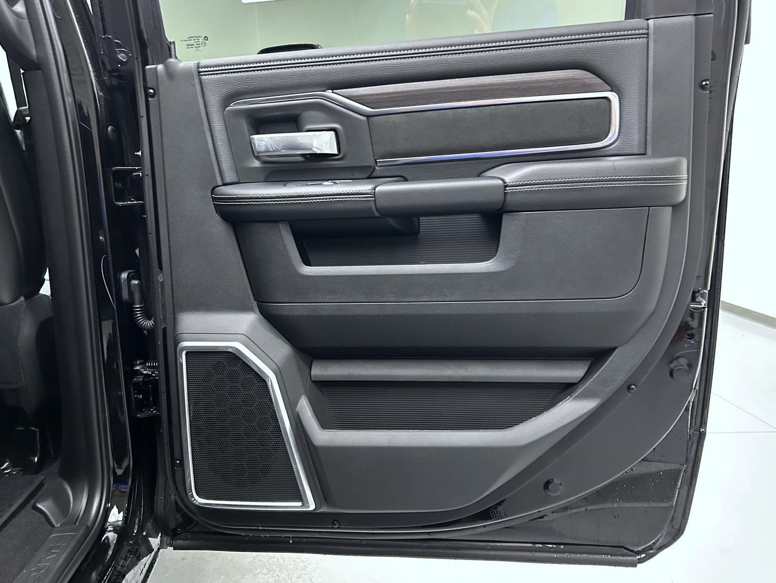 New 2026 Diamond Black Crystal Pearl-Coat Exterior Paint RAM Laramie image 17