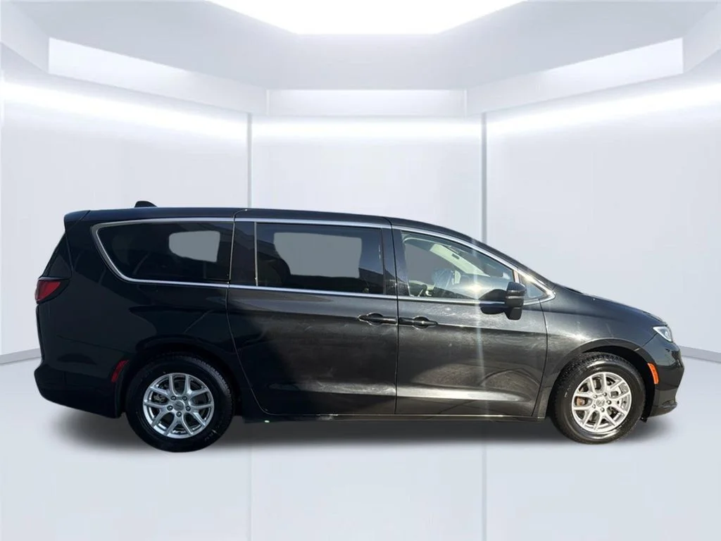Used 2023 Black Chrysler Touring L image 8