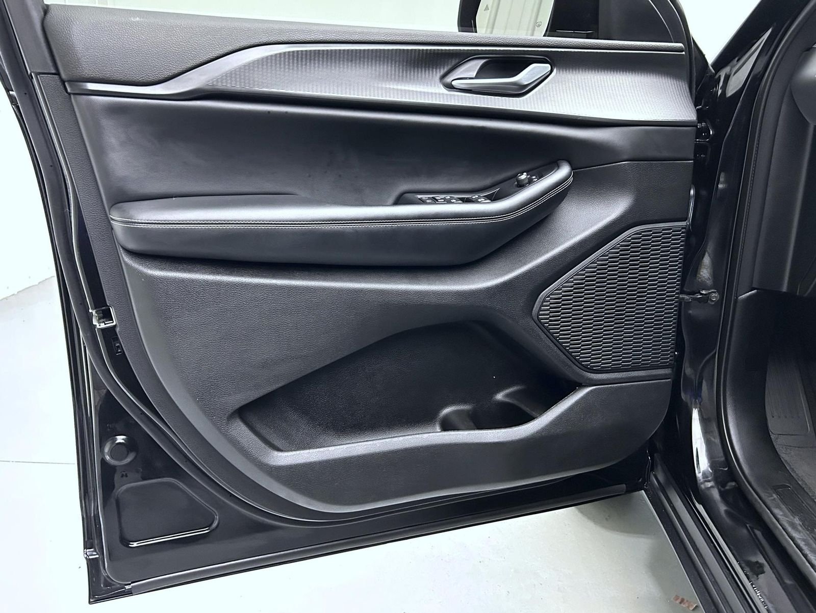 Used 2023 Black Jeep Altitude image 9
