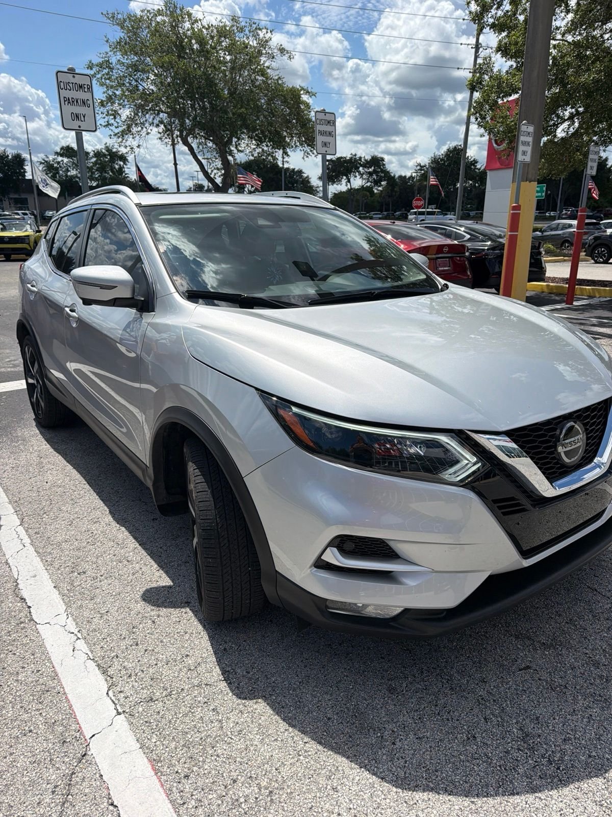 Used 2022 Silver Nissan SL image 4