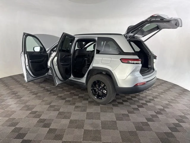 Used 2025 Silver Jeep Altitude image 20