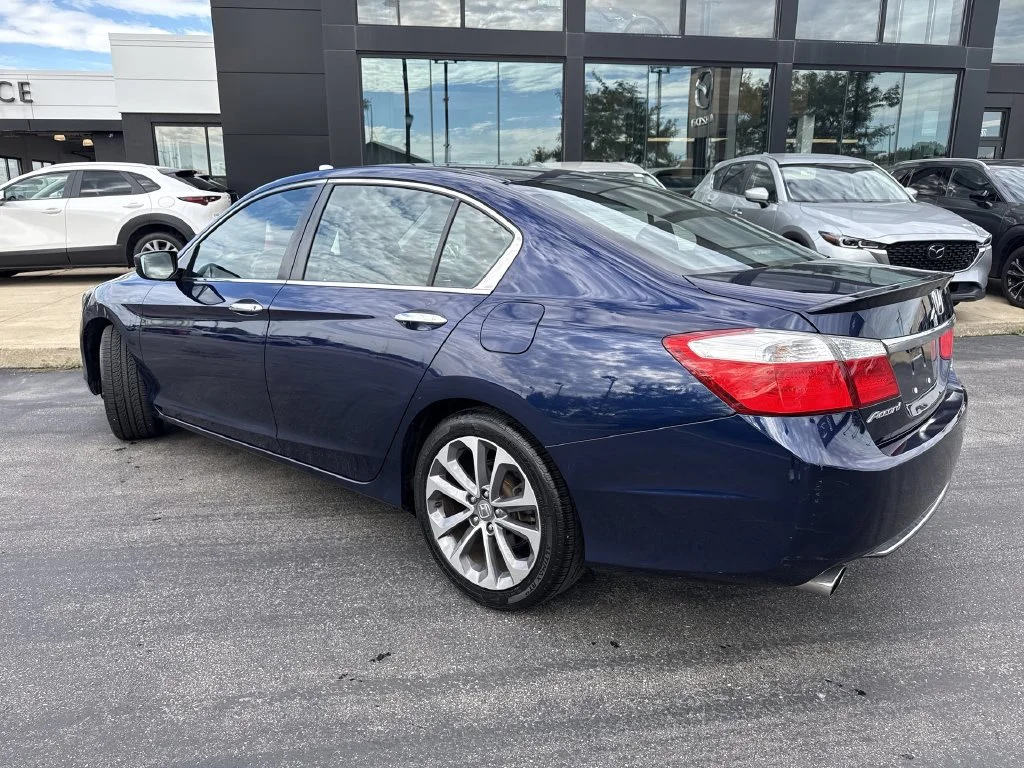Used 2015 Blue Honda Sport image 9