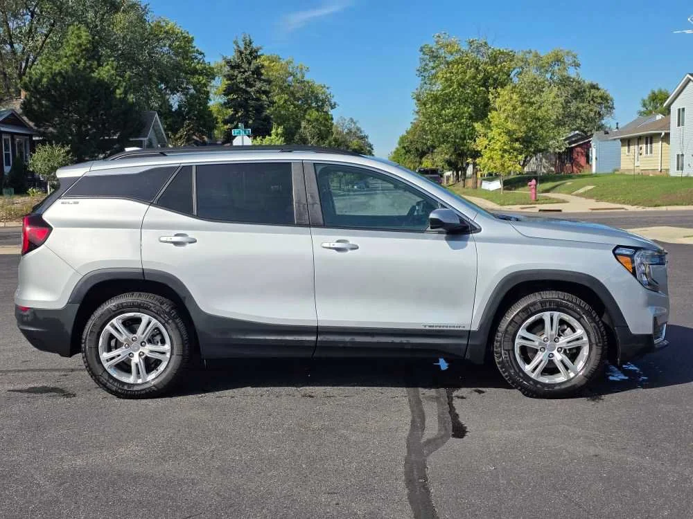 Used 2022 Quicksilver Metallic GMC SLE image 1
