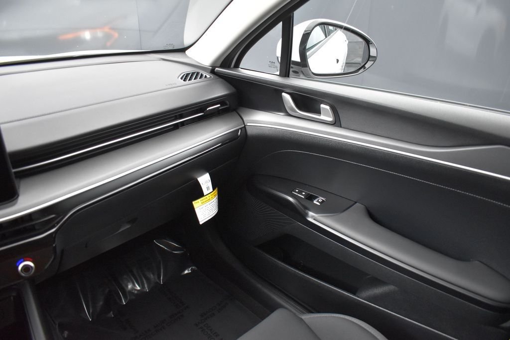 Certified Used 2025 Snow White Pearl Kia LXS image 13