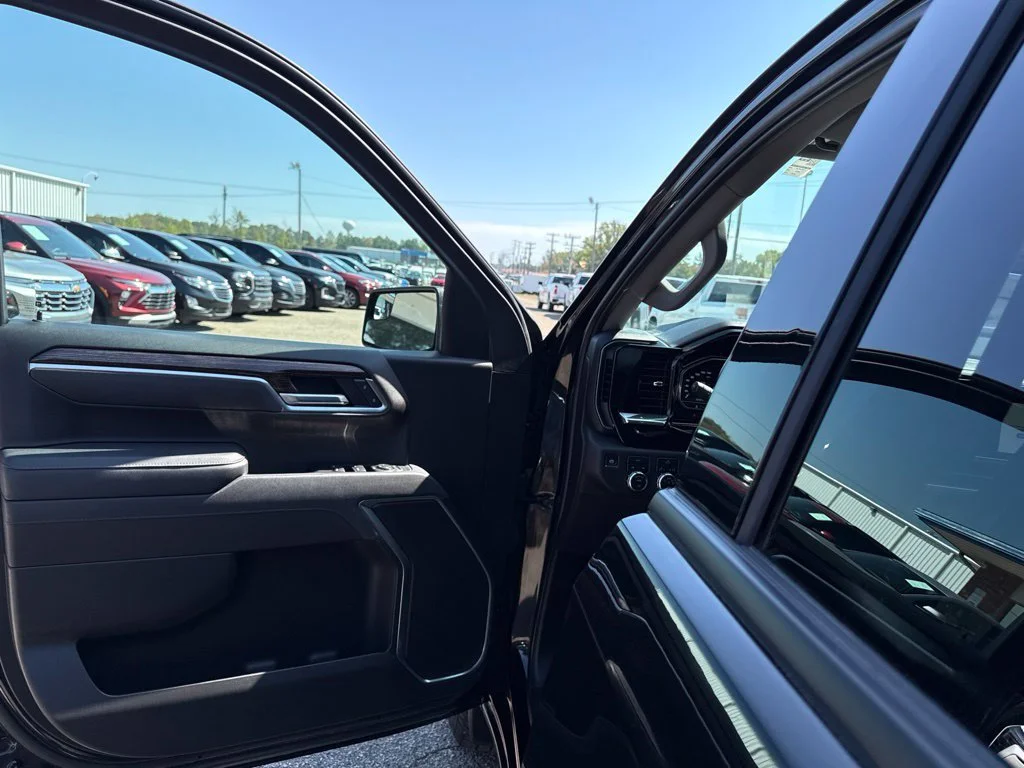 Used 2025 Onyx Black GMC Elevation image 17