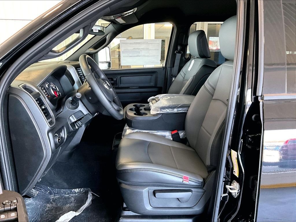 New 2026 Diamond Black Crystal Pearl-Coat Exterior Paint RAM Tradesman image 11