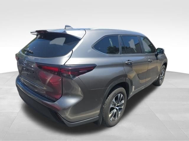 Used 2025 Heavy Metal Toyota XLE image 4