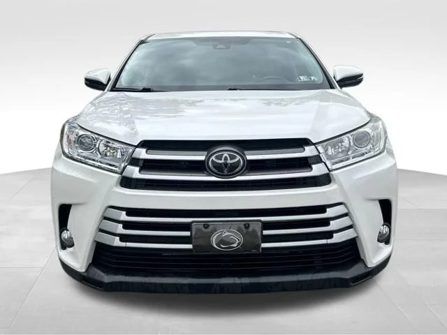 Used 2018 White Toyota LE Plus image 9
