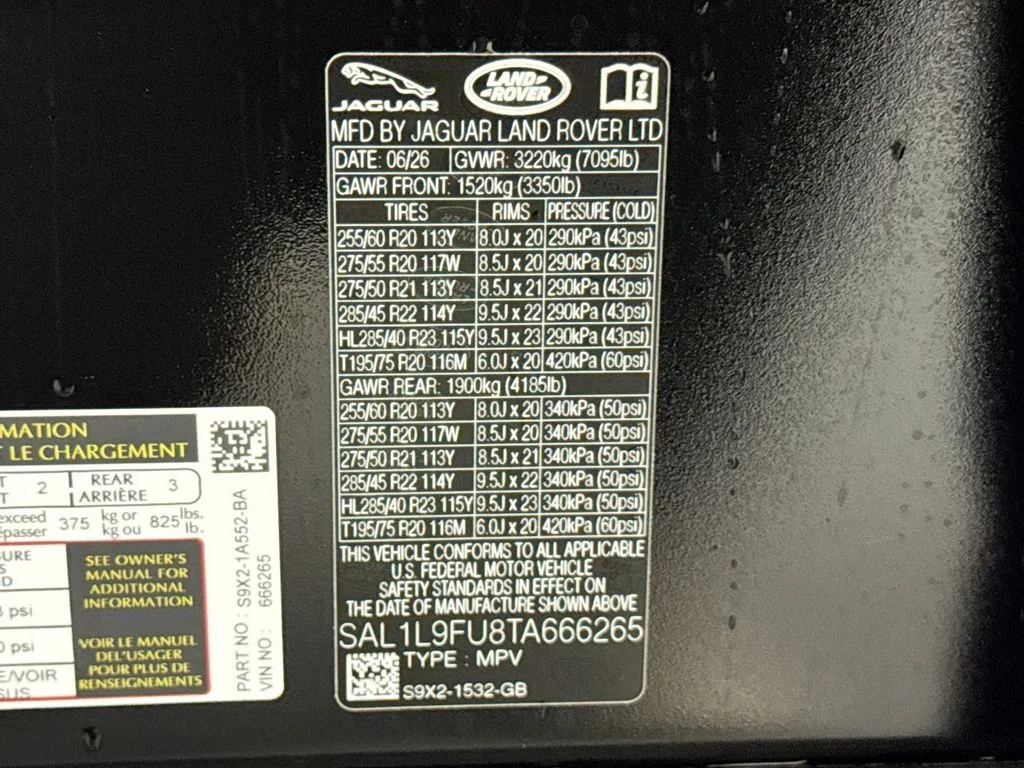 New 2026 Santorini Black Land Rover Dynamic SE image 34