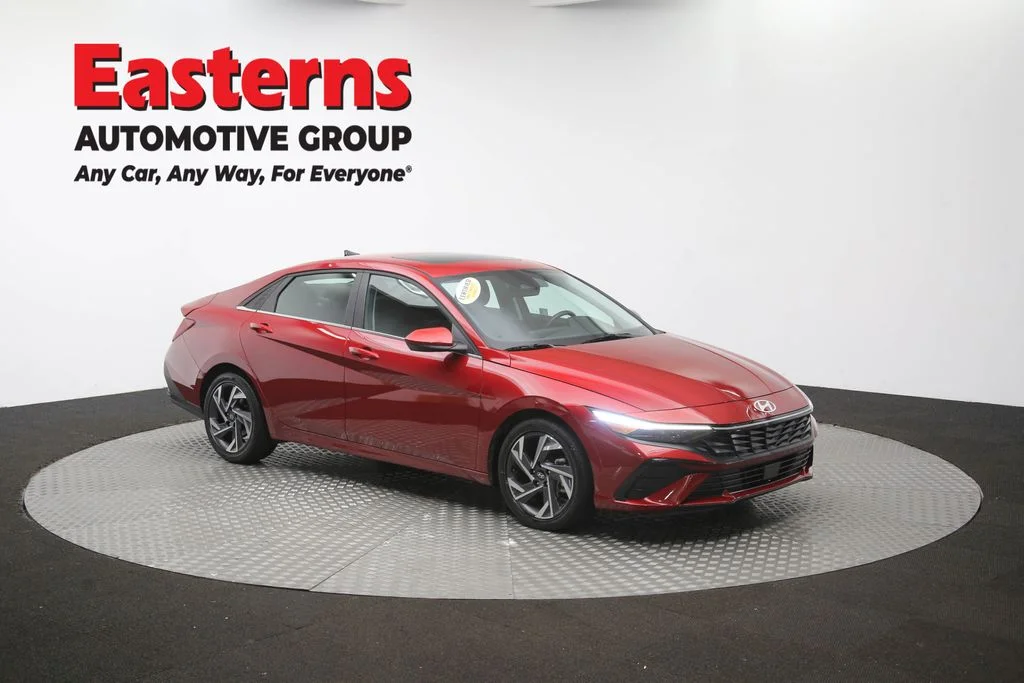 Used 2025 Red Hyundai SEL Convenience image 50