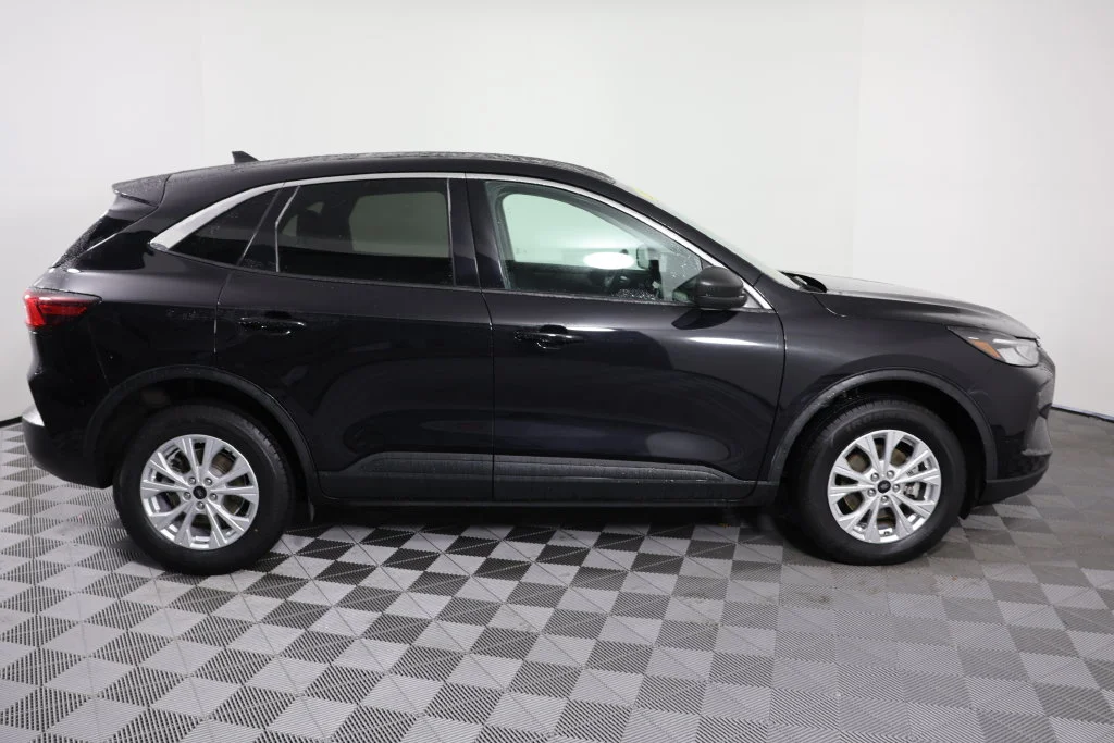 Used 2024 Black Metallic Ford Active image 9