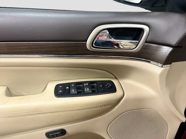 Used 2015  Jeep Overland image 16