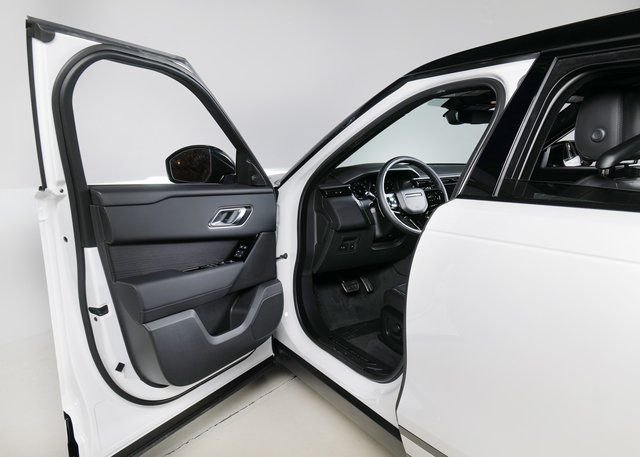 New 2026 Ostuni Pearl White Land Rover Dynamic SE image 23