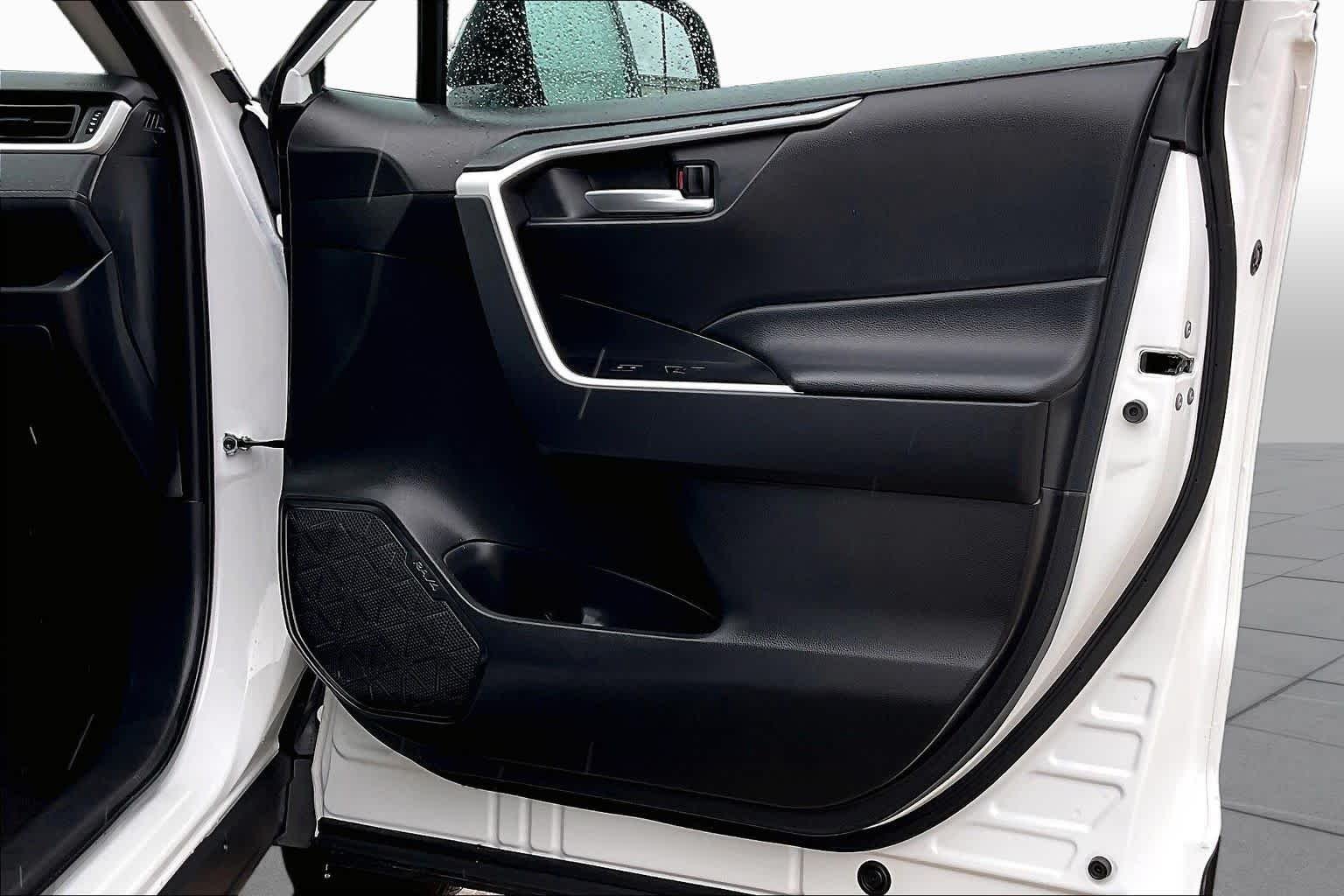 Used 2025 Ice Cap Toyota XLE image 32