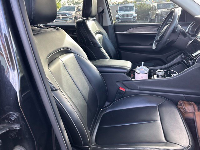 Used 2023 Diamond Black Crystal Pearlcoat Jeep Limited image 5