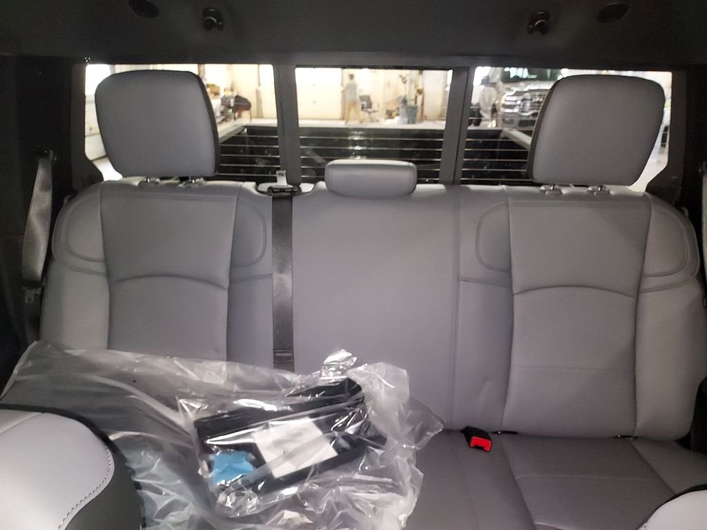 New 2026 Diamond Black Crystal Pearl-Coat Exterior Paint RAM Tradesman image 13