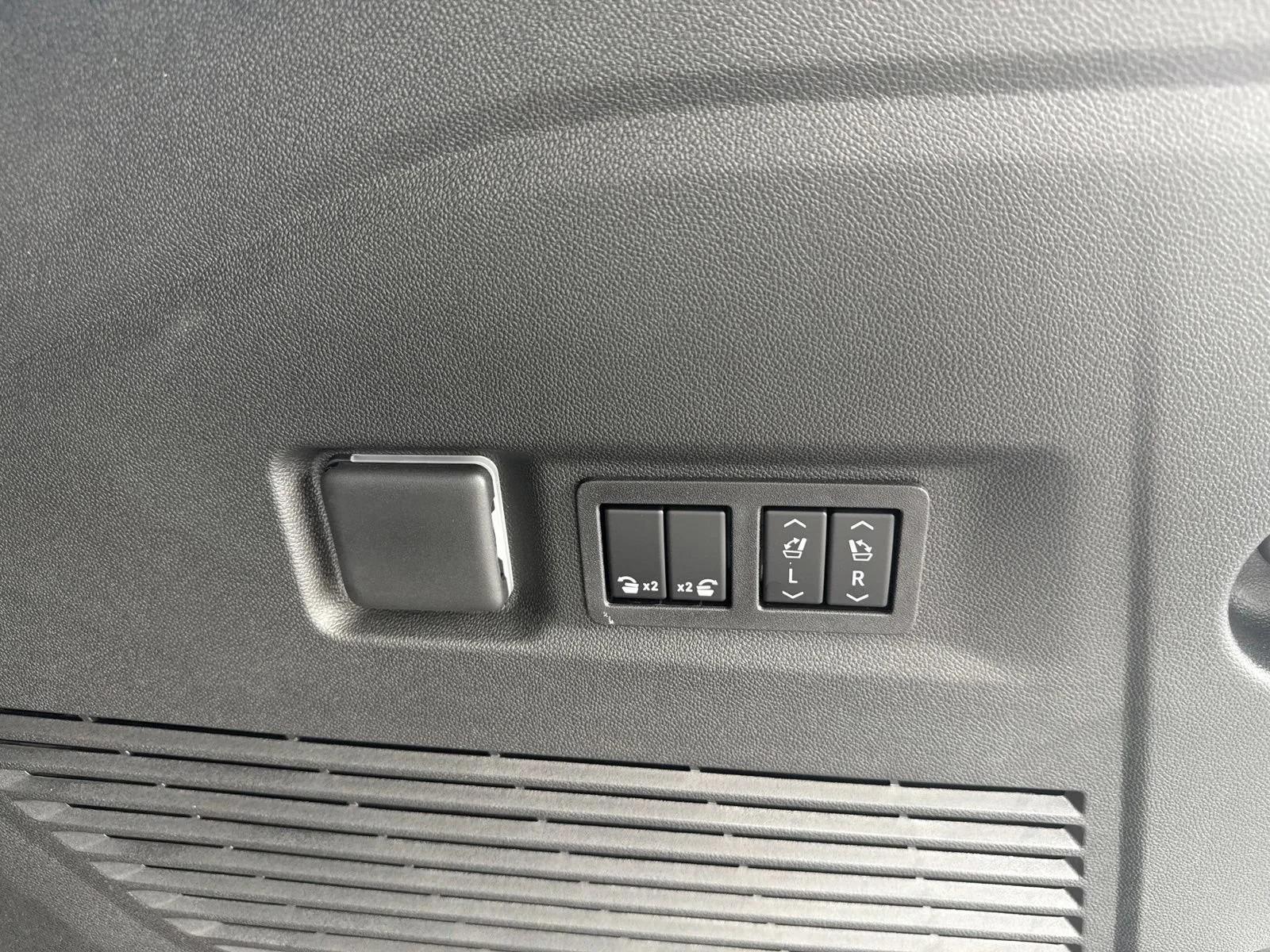 2026 GMC Yukon XL Denali - Photo 23