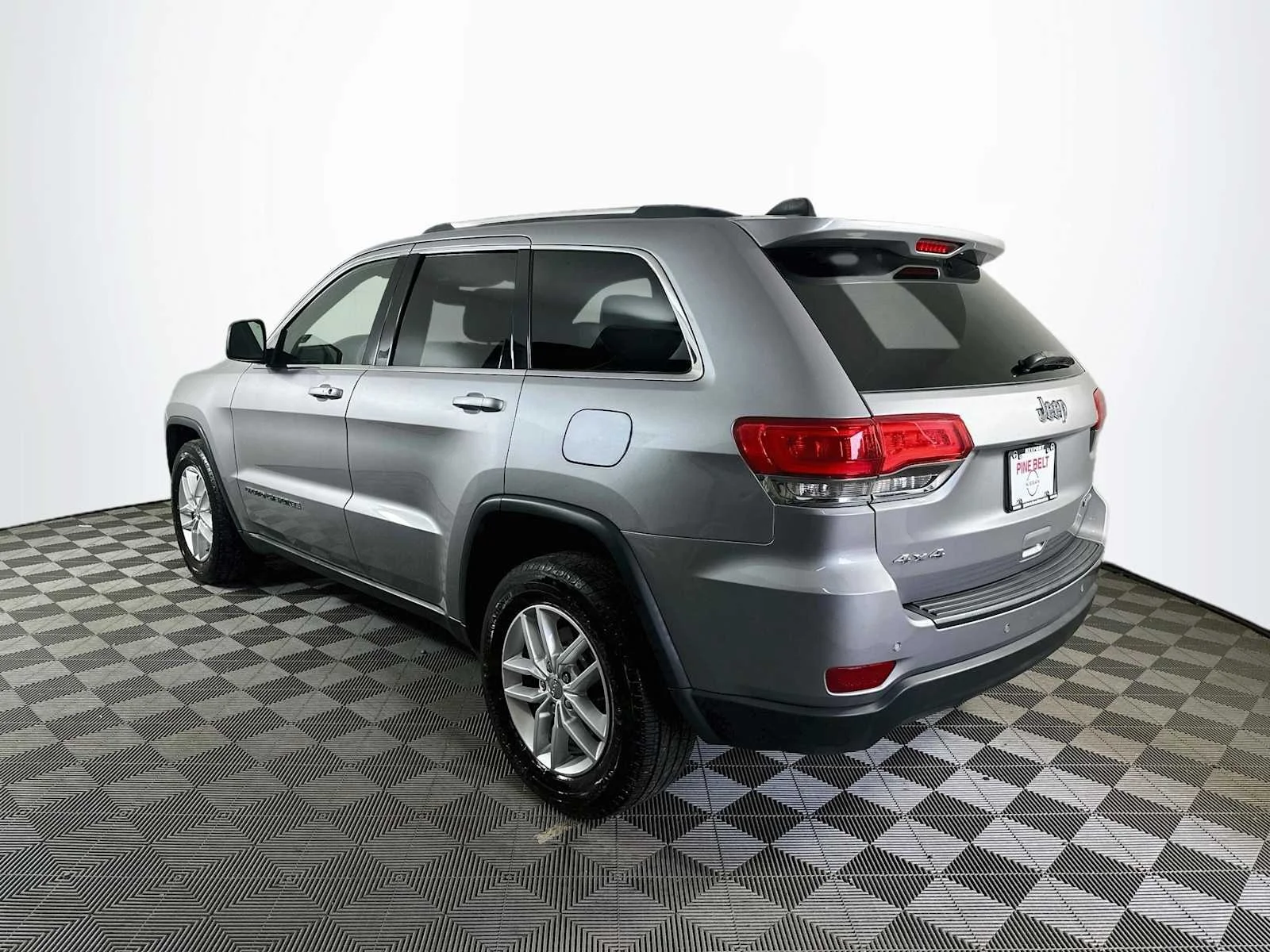 Used 2017 Billet Silver Metallic Clearcoat Jeep Laredo image 6