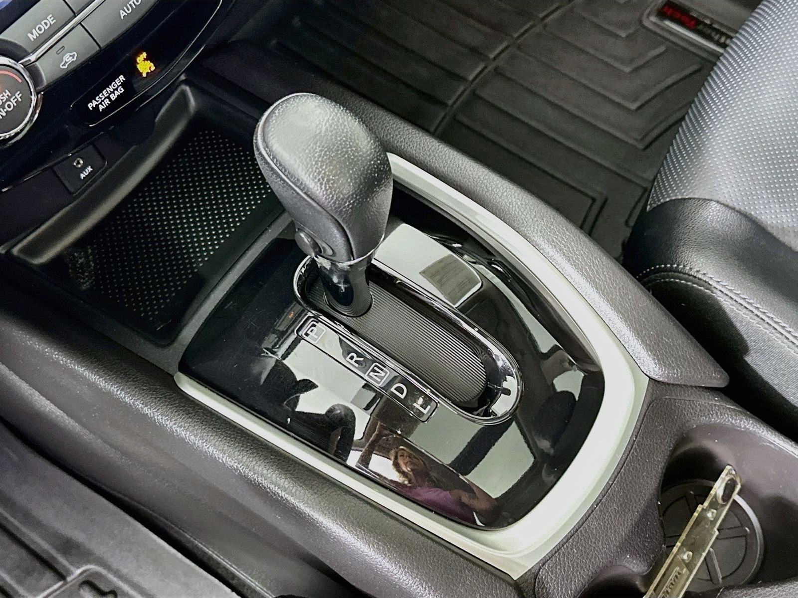 Used 2015 Gun Metallic Nissan SL image 17