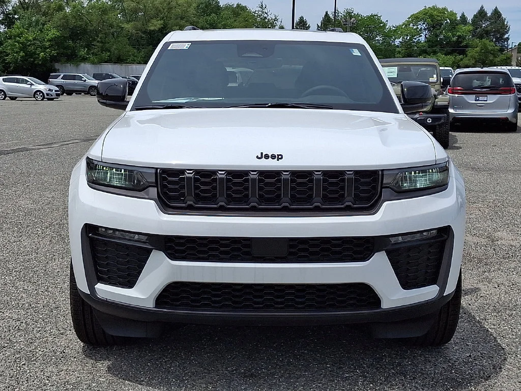 New 2026 Bright White Clear-Coat Exterior Paint Jeep Limited image 2