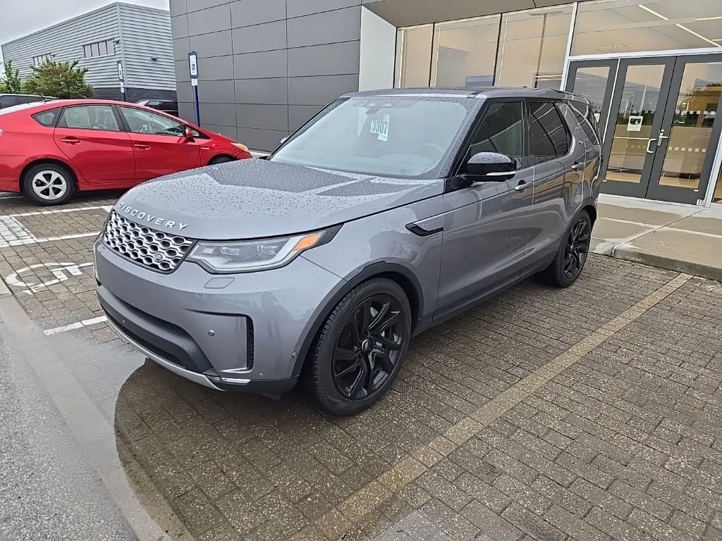 2025 Land Rover Discovery P300 S's photo