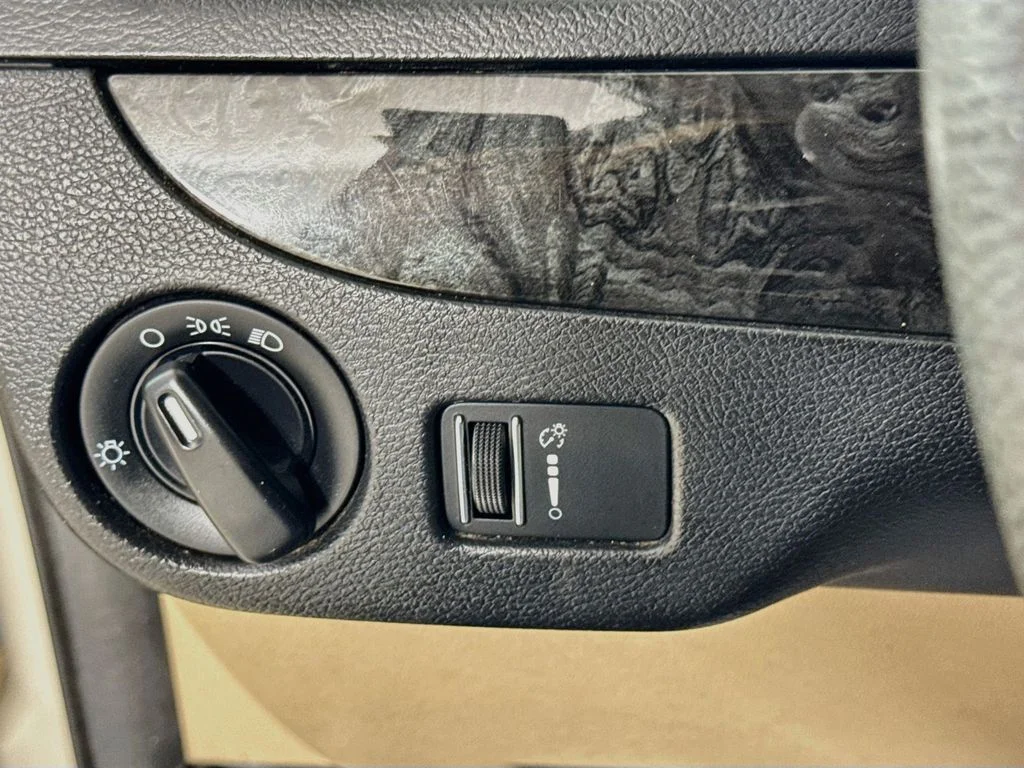 Used 2015 Cashmere/Sandstone Pearlcoat Dodge SXT image 11