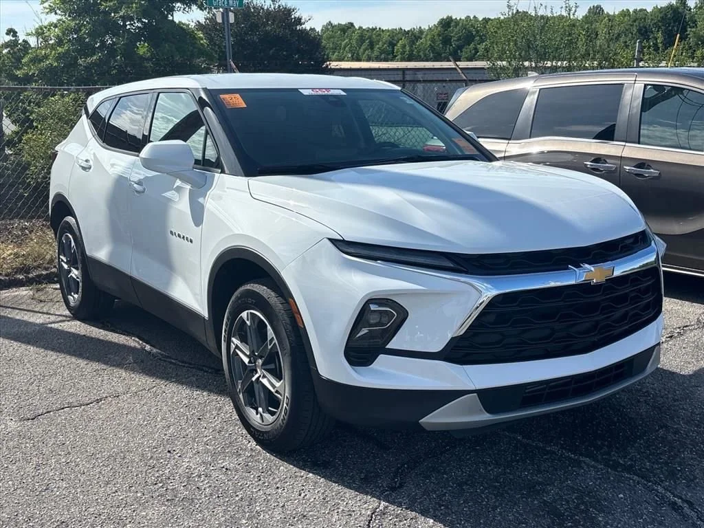 Used 2025 Summit White Chevrolet 2LT image 5