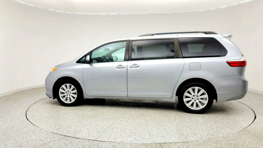 Used 2017 Silver Sky Metallic Toyota XLE Premium AWD 7-Passenger image 8