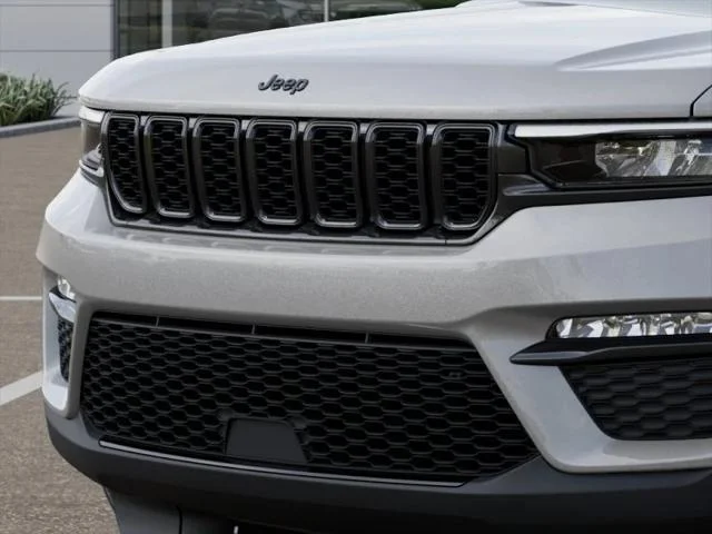 New 2025 Silver Zynith Exterior Paint Jeep Limited image 38