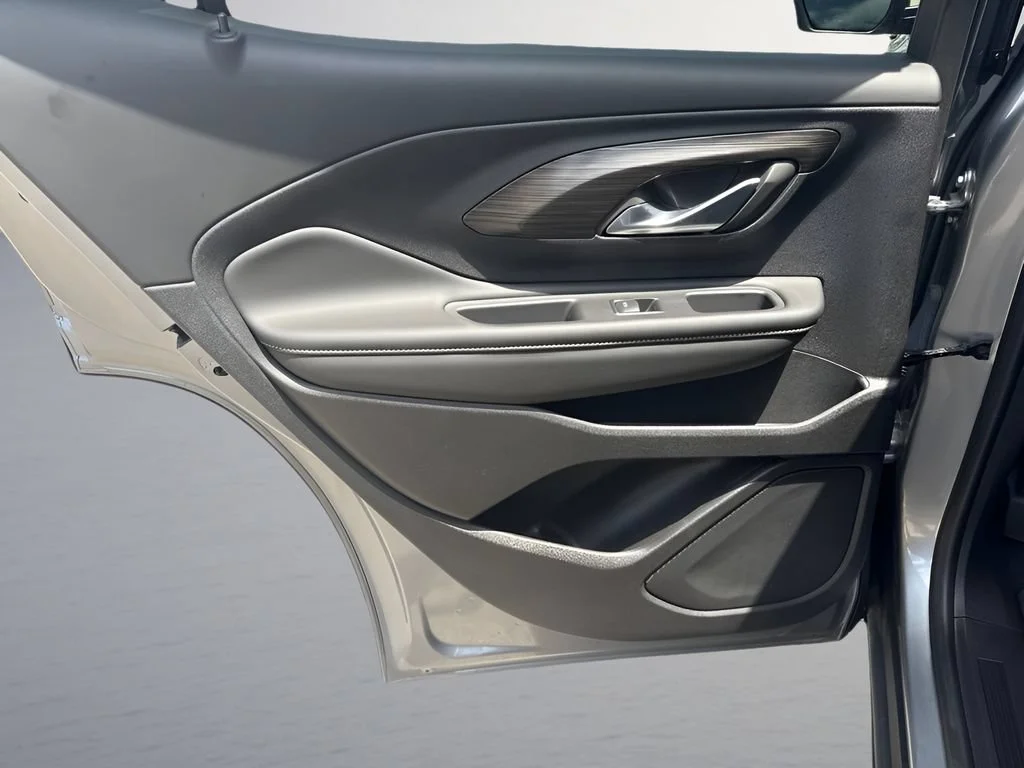 Used 2024 Sterling Metallic GMC SLE image 29