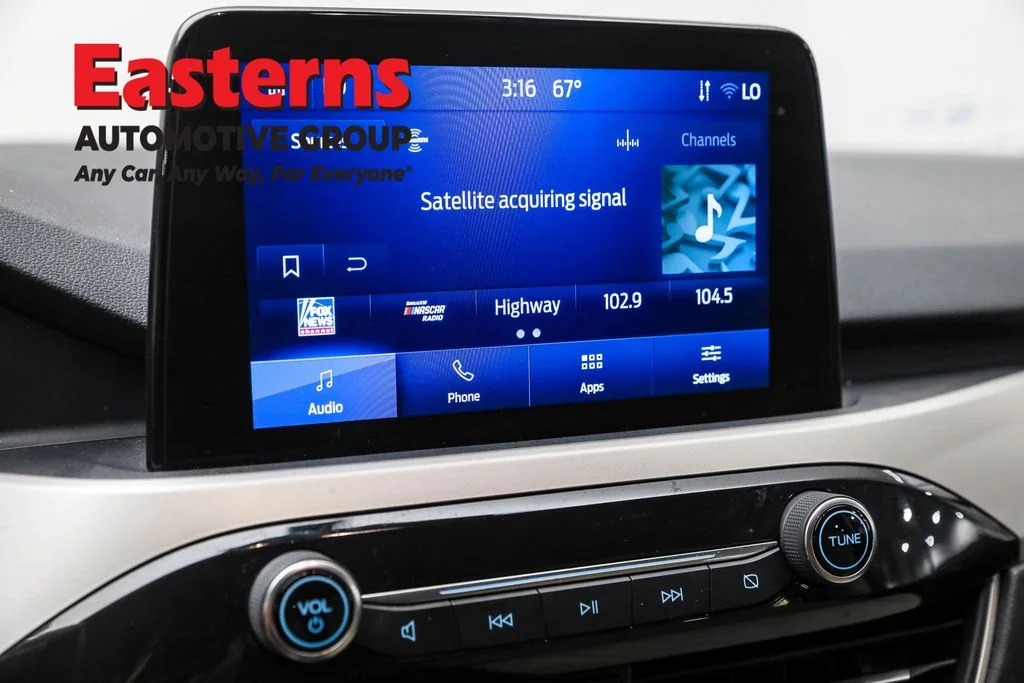 Used 2022 Silver Ford SE image 19