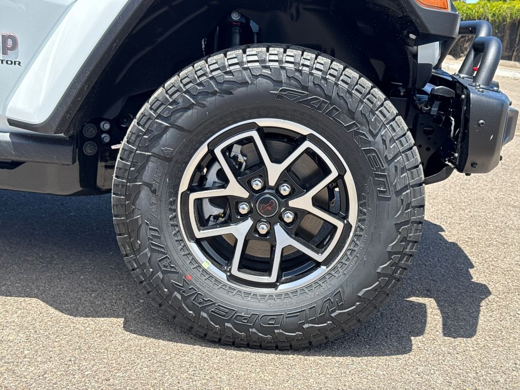 New 2026 Bright White Clear-Coat Exterior Paint Jeep Rubicon image 7
