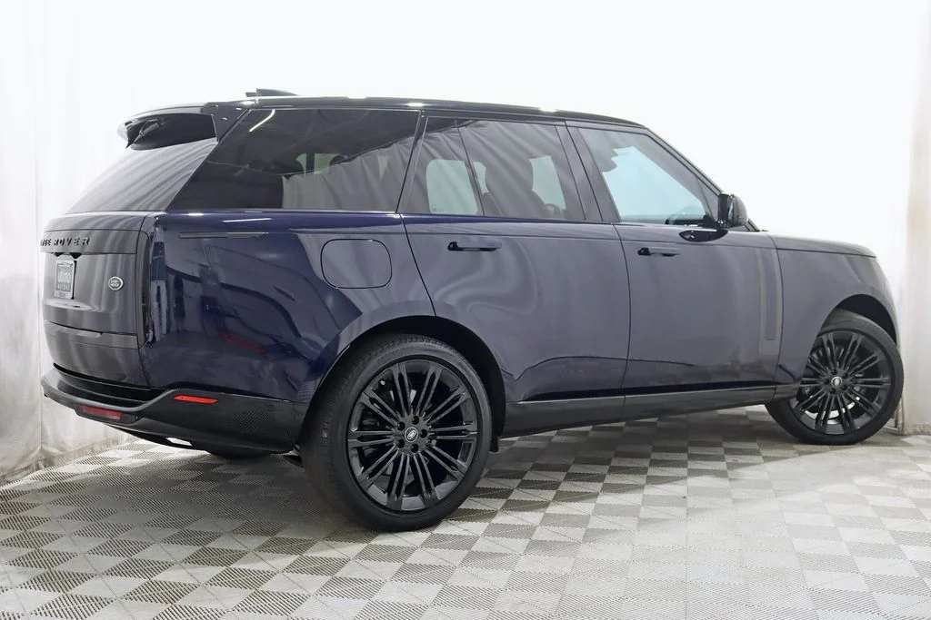 Used 2023  Land Rover SE image 9