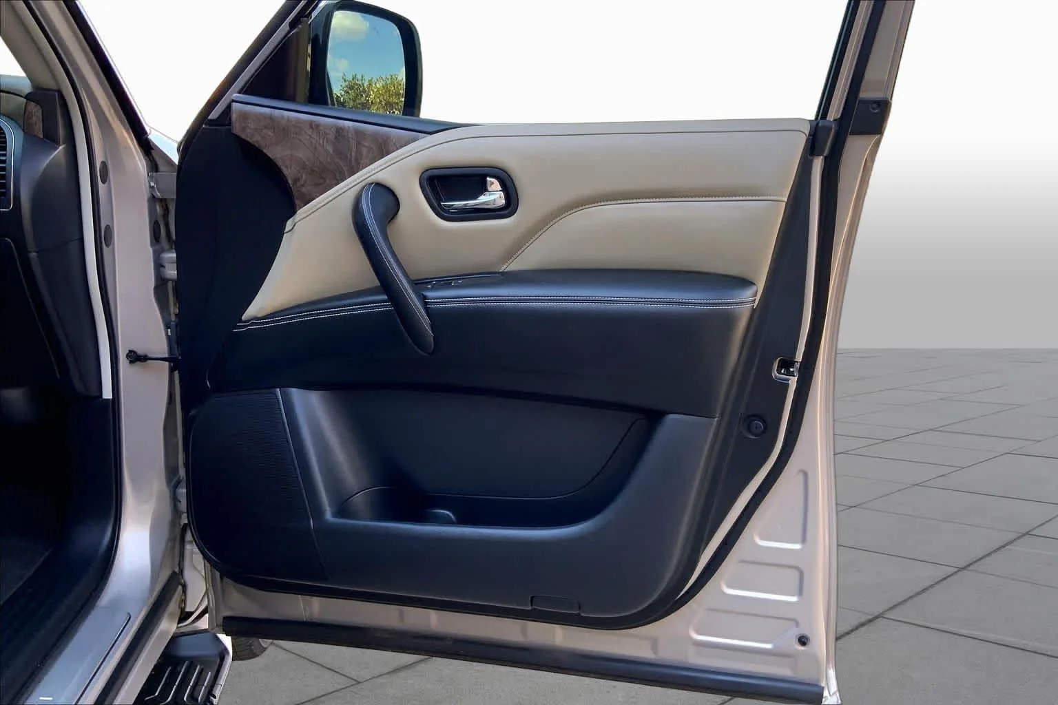 Used 2023 Champagne Quartz INFINITI PREMIUM SELECT image 23