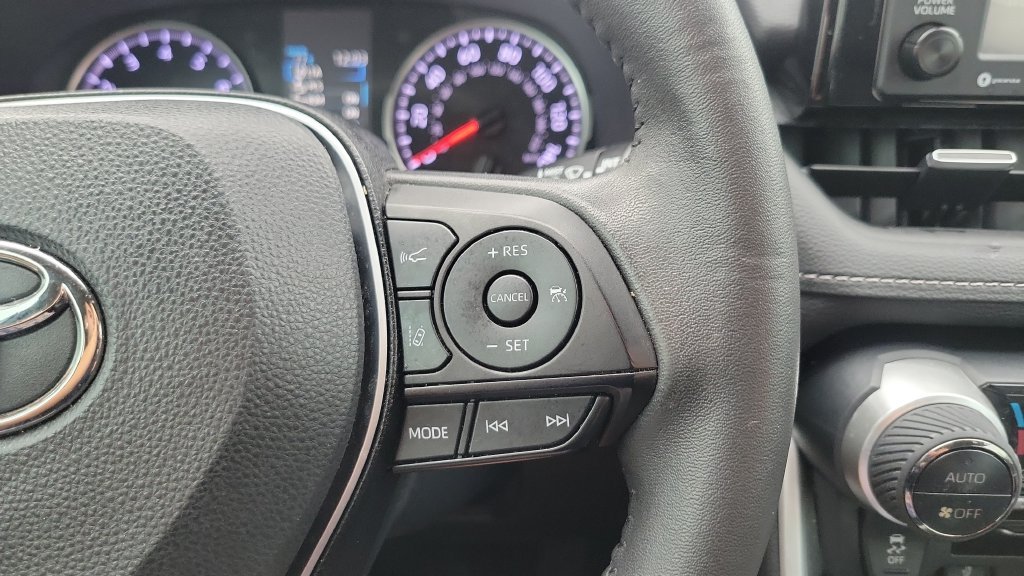 Certified Used 2022  Toyota XLE Premium image 22