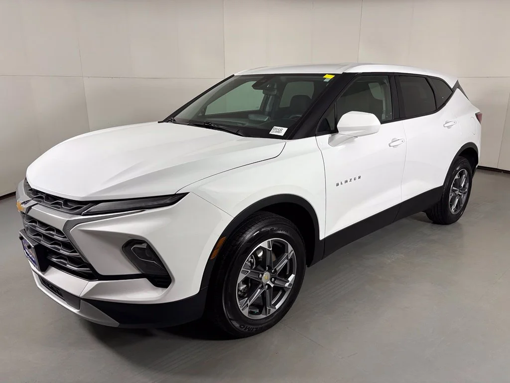 Used 2025 Summit White Chevrolet LT image 4