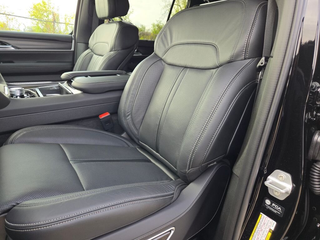 New 2026 High Gloss Black Exterior Paint Jeep Summit Obsidian image 24