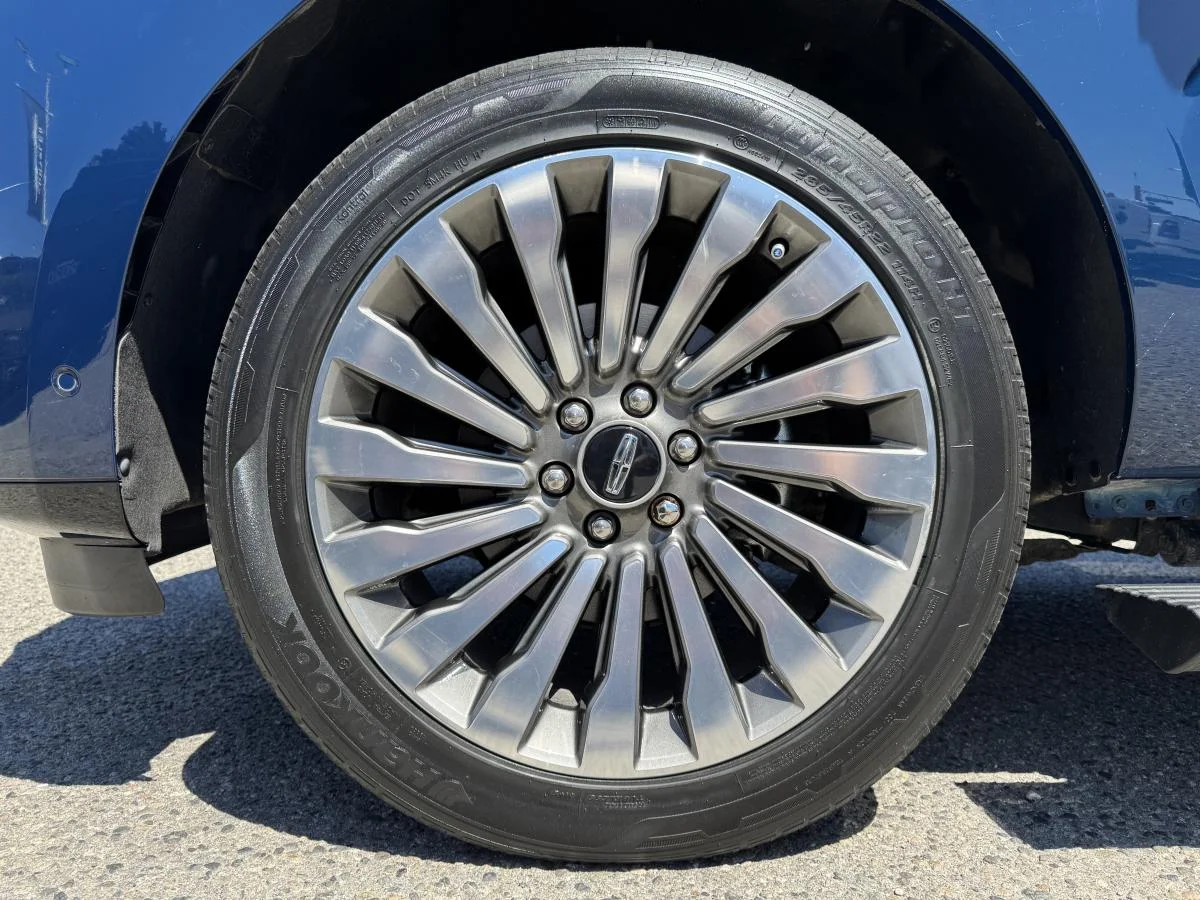 Used 2020 Blue Lincoln Reserve image 20