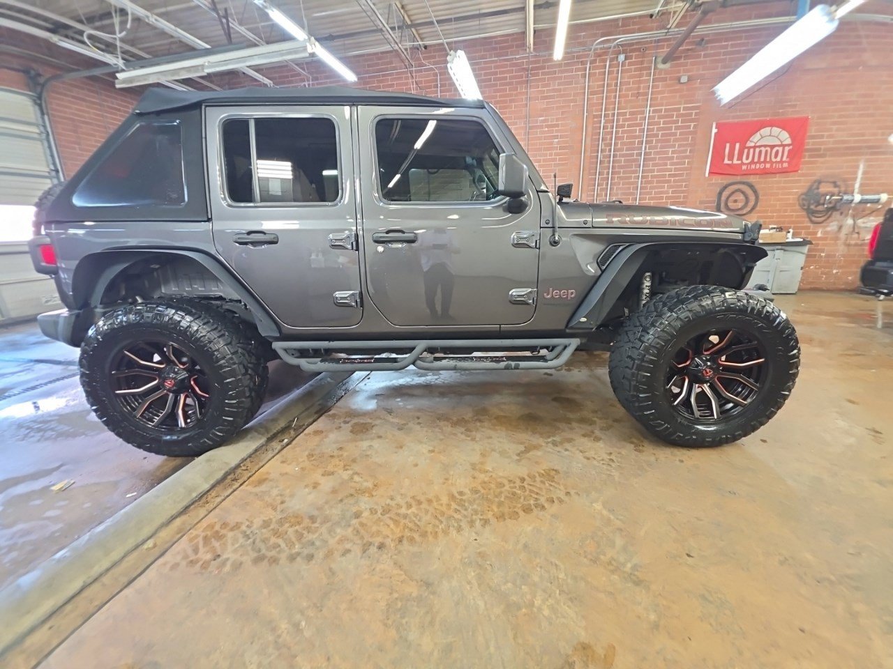 Used 2021 Granite Crystal Metallic Clearcoat Jeep Unlimited Rubicon image 9