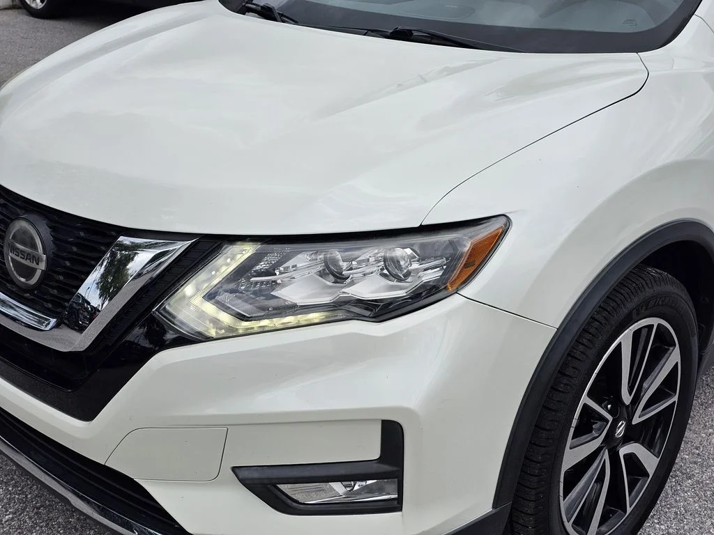 Used 2020 White Nissan SL image 6