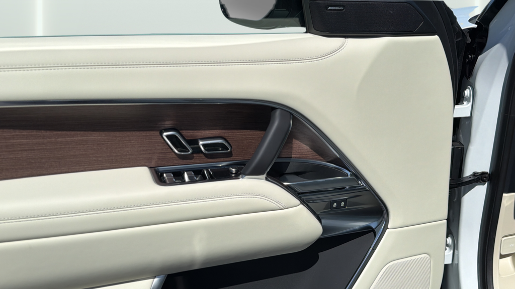 New 2026 Fuji White Land Rover SE image 21