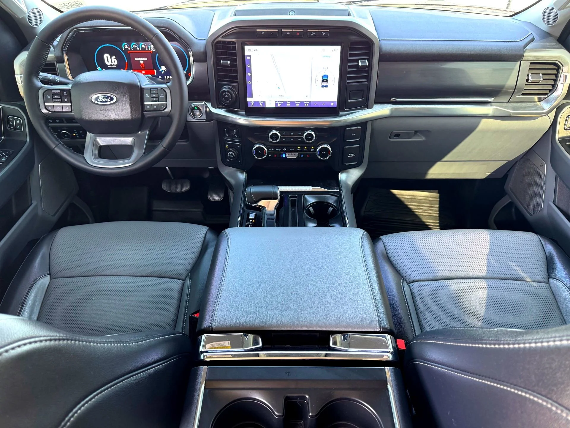 Used 2023  Ford Lariat image 18