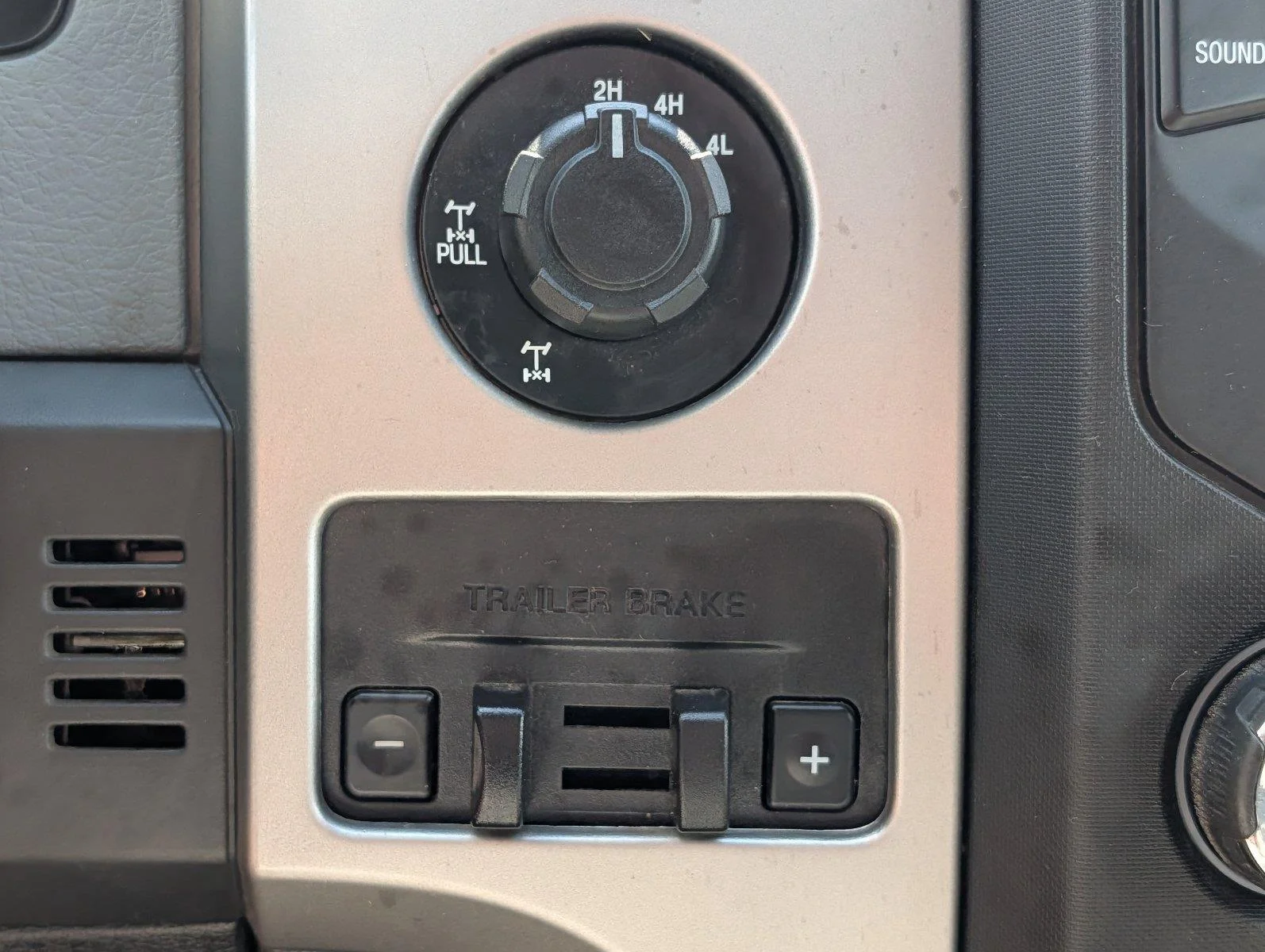Used 2013 Ingot Silver Metallic Ford XLT image 19