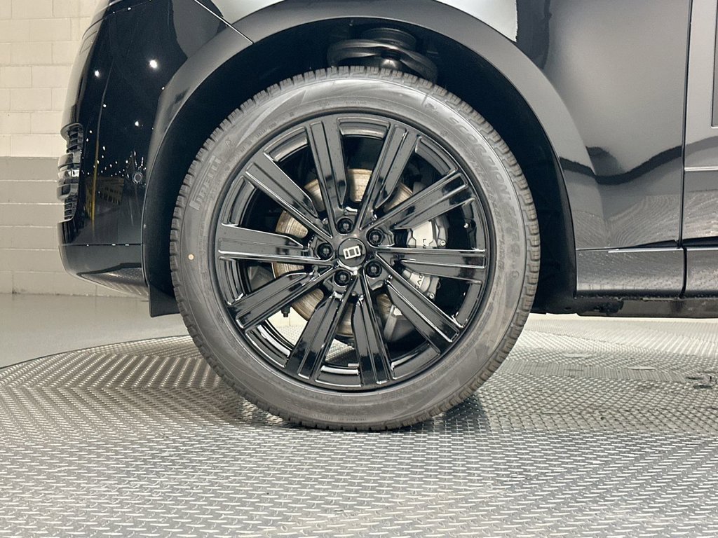 New 2027 Santorini Black Land Rover SE image 5