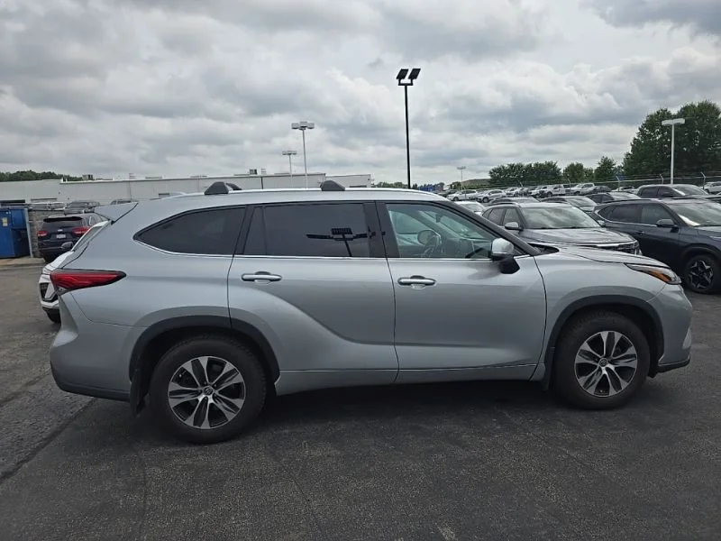 Used 2021 Silver Toyota XLE image 9