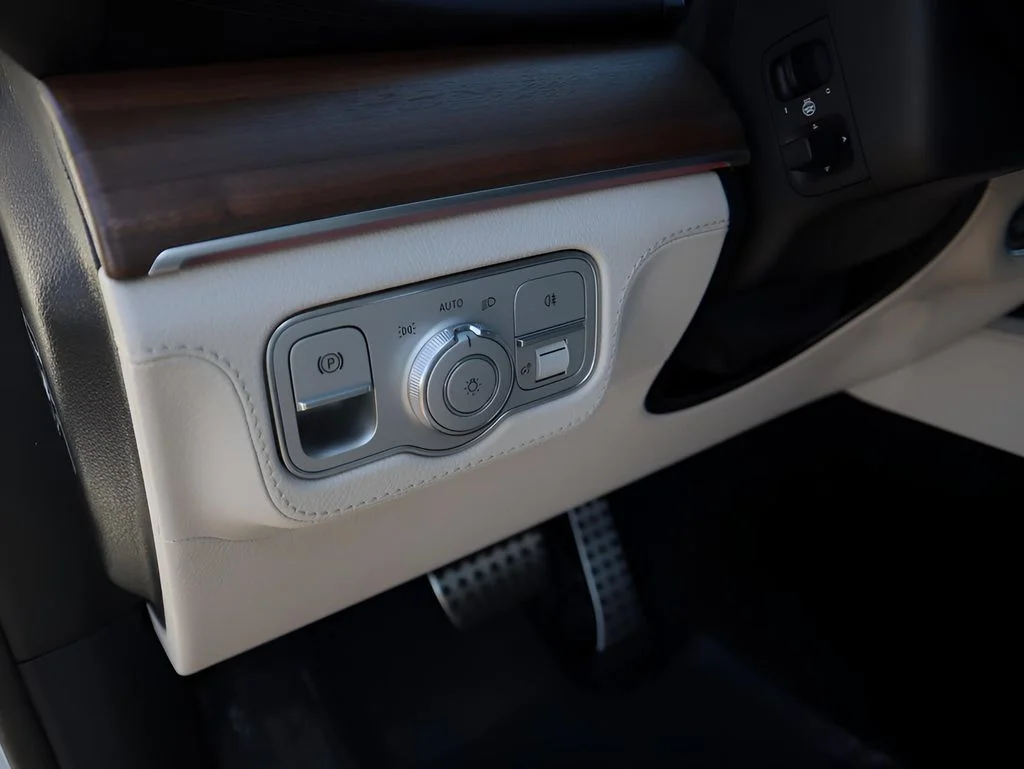 New 2026 MANUFAKTUR Moonlight White Metallic Mercedes-Benz GLS 450 image 38