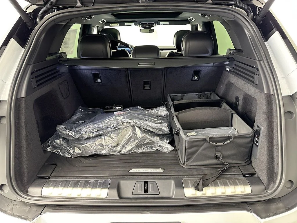 New 2026 Fuji White Land Rover Dynamic SE image 28