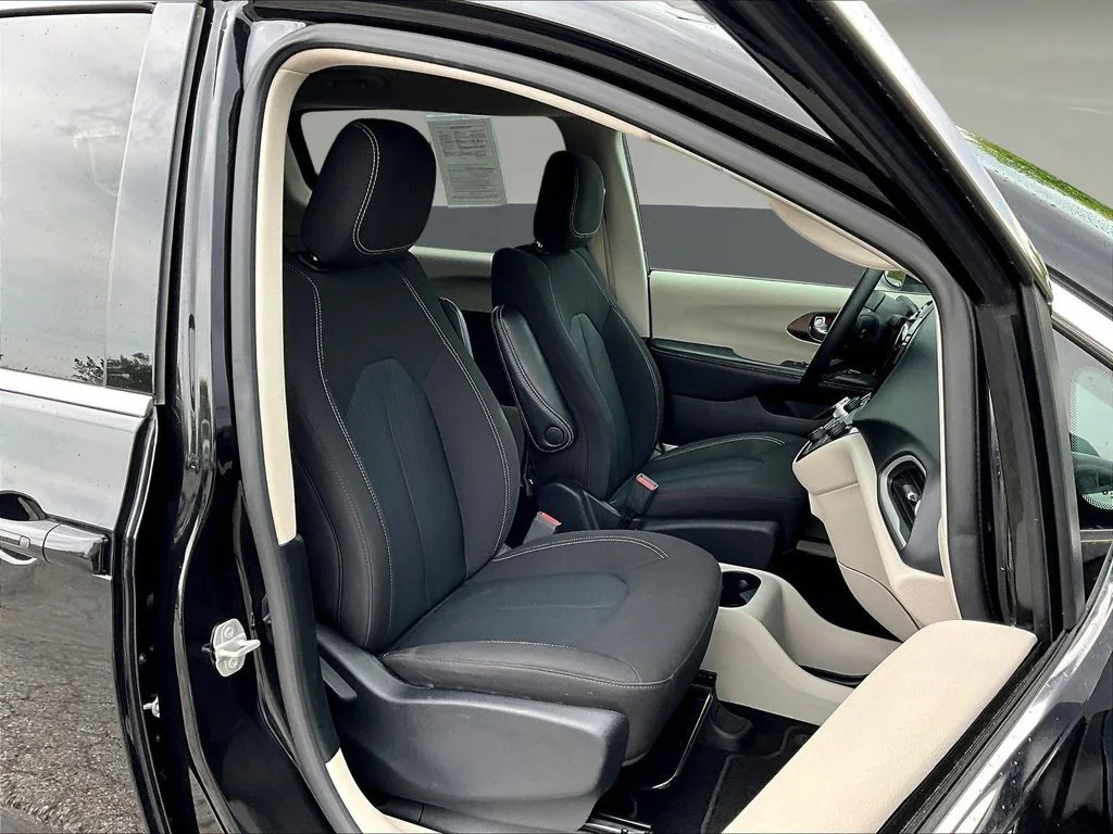 Used 2023 Black Chrysler LX image 30