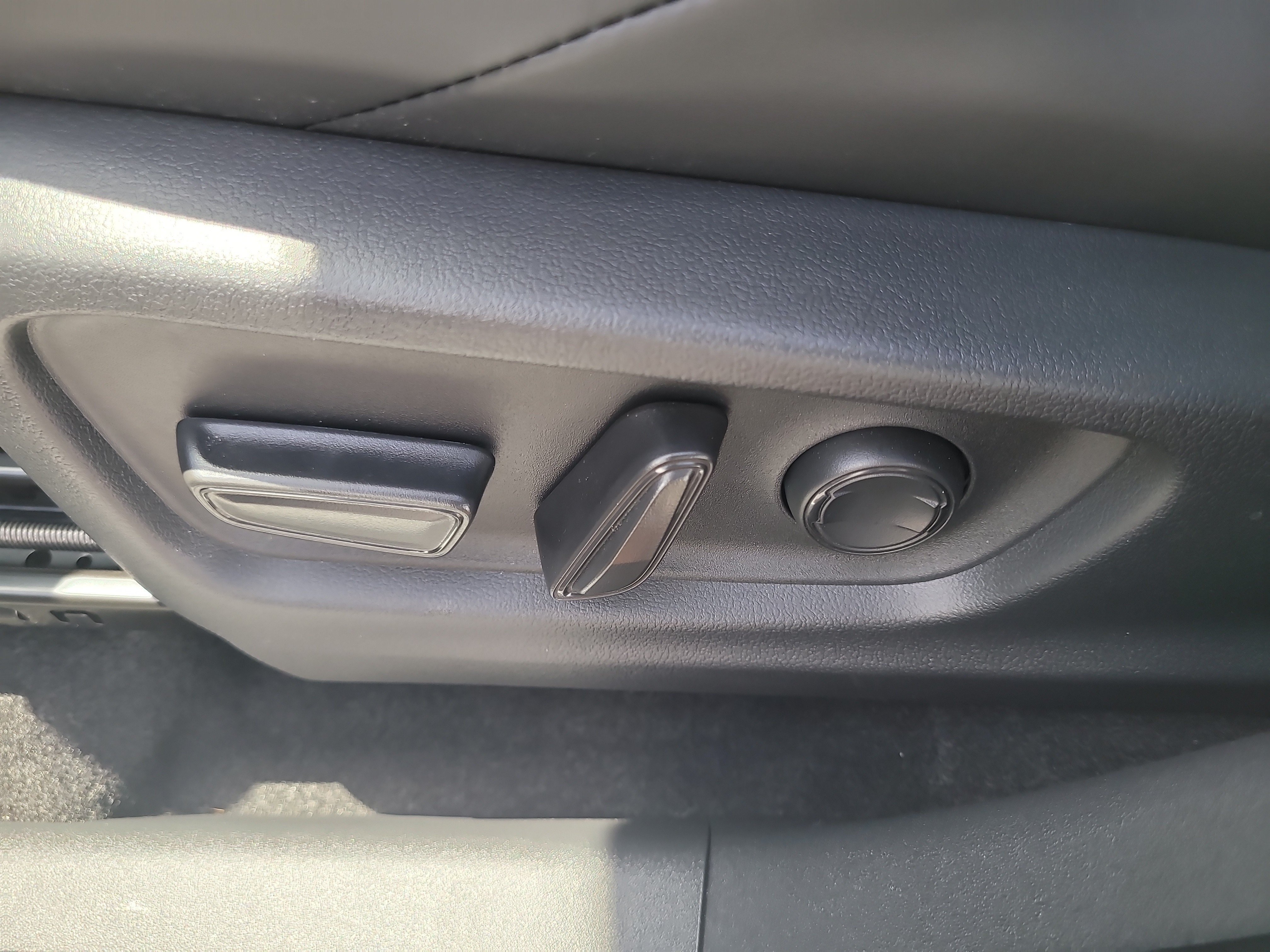 Used 2026 Wind Chill Pearl Toyota SE image 21